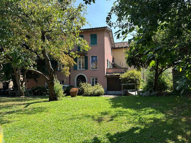 Zweifamilienhaus an zentrale Lage mit Garten