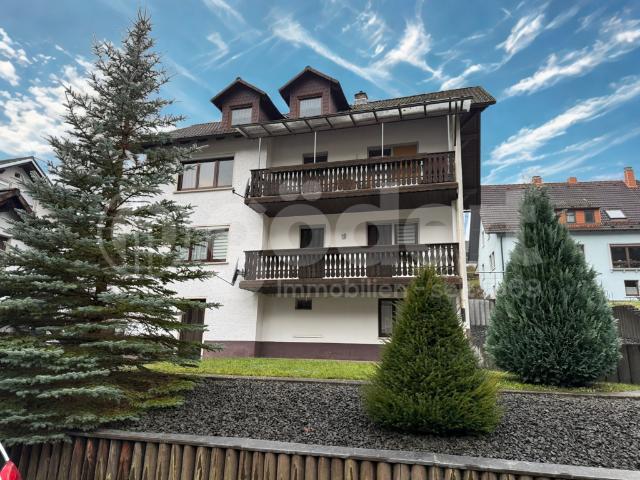 Zweifamilienhaus plus Dachwohnung und 4 Garagen