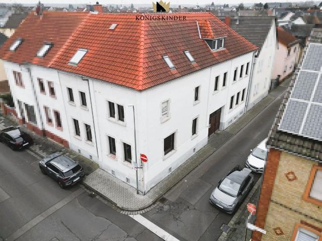 Zweifamilienhaus plus Hofgebäude mit größerer Ausbaureserve im Dachboden, sofort frei und beziehbar!