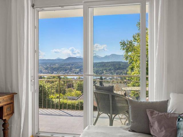 ZWEITWOHNSITZ: Seeblick Wohnung mit Outdoor Pool