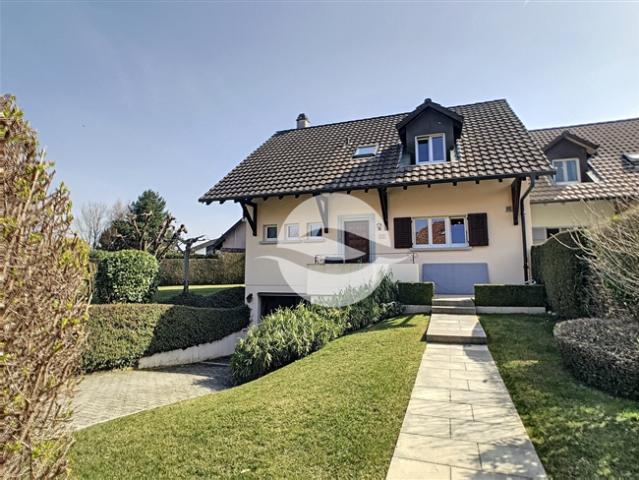 Zwillingsvilla mit ausgewachsenem Garten