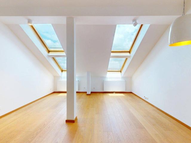 Zwischen Votivkirche und Schottenring: 3 Zimmer Dachgeschosswohnung im Stilaltbau im Herzen des 9. Bezirks