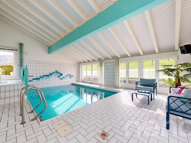Zwischen Natur und Eleganz: hervorragende Villa mit Innenbad