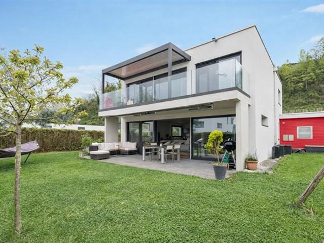 Zwischen See und Weinbergen – außergewöhnliches Haus im Herzen des Vully