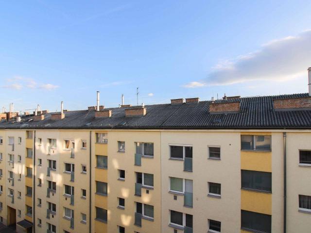 Zwischen Stadt & Wasser: 2 Zimmer Wohnung mit Loggia bietet viel Potenzial in Kaisermühlen