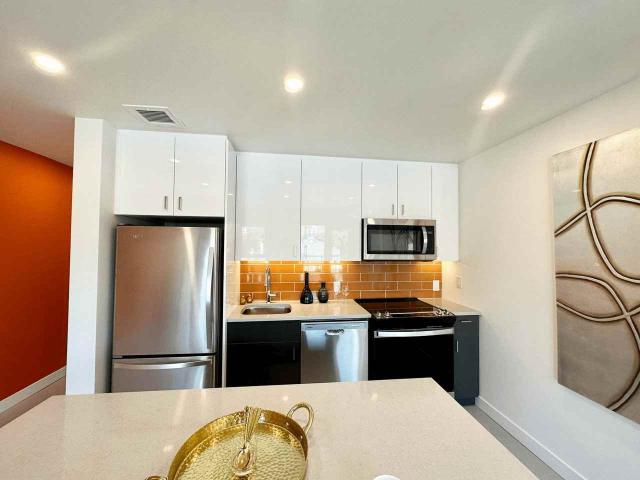 Zu 2 Bedroom Apartment for Rent at 445 Wardlaw Ave, Winnipeg, MB R3L 2J3 River Osborne