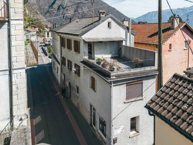 ZU VERKAUFEN IM KERN VON VERSCIO TYPISCHES HAUS AUF 3 ETAGEN ENTWICKELT