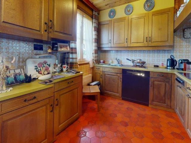 Zu verkaufen in Moudon Charmantes Einfamilienhaus mit Pool, Garten und großem Potenzial für Erweiterung! Dreamo. Ch