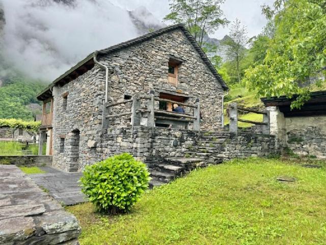 ZU VERKAUFEN IN SAN CARLO Val Bavona KOMPLETT RENOVIERTES RUSTICO