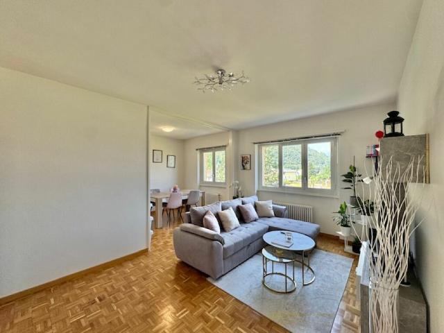 ZU VERKAUFEN IN QUARTINO 2.5 ZIMMERWOHNUNG AUF 3. ETAGE