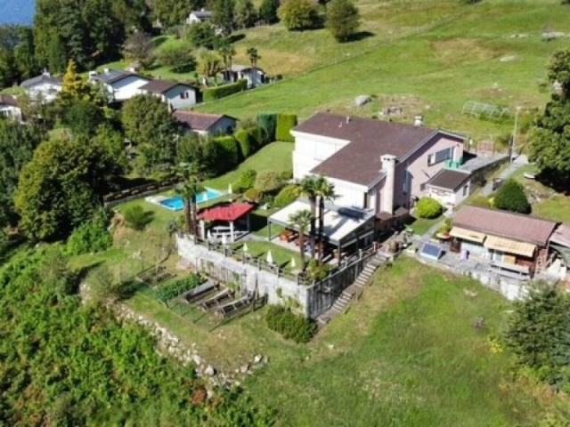 ZU VERKAUFEN IN VAL RESA Brione oberhalb von Minusio HAUS MIT POOL UND GROSSEM GARTEN