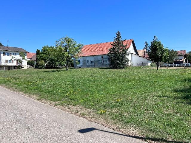 Zu verkaufen ist ein gewartetes und flaches Grundstück von 720 m² in Bure