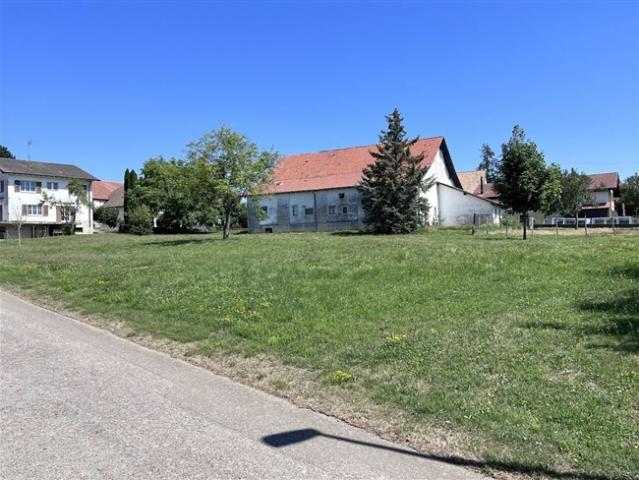 Zu verkaufen ist ein gewartetes und flaches Grundstück von 720 m² in Bure