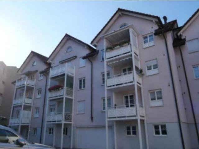 Zu vermieten 4.5 Zimmer Wohnung mit Balkon inkl. Aussenparkplatz