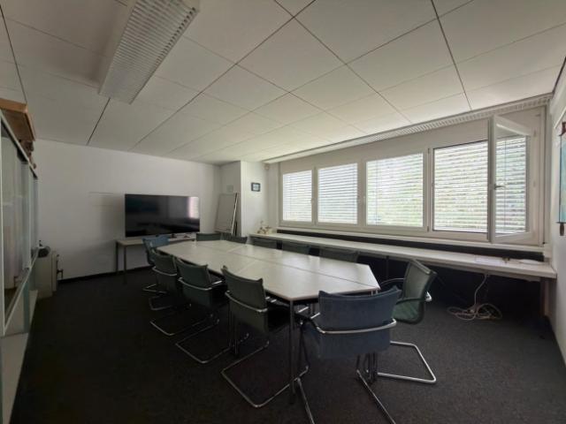 Zu vermieten Geschäftslokal im 1. Obergeschoss mit Archivflächen im Untergeschoss und 2 Aussenparkplätzen
