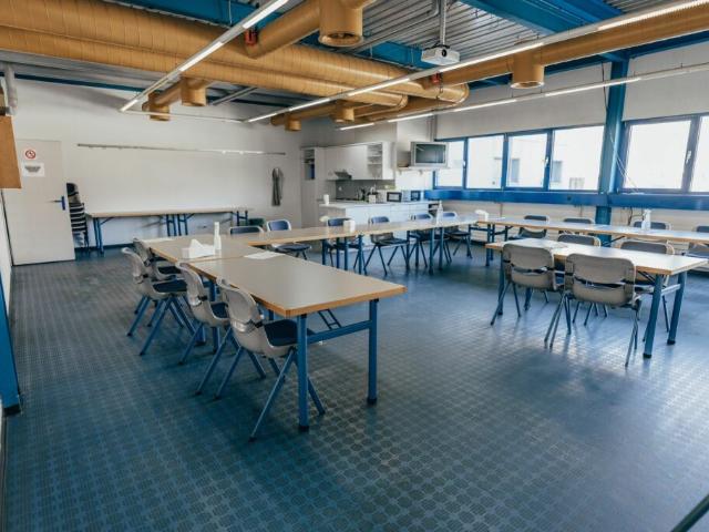 Zu vermieten: Flexible Gewerbefläche im 1. OG mit viel Tageslicht und Lift