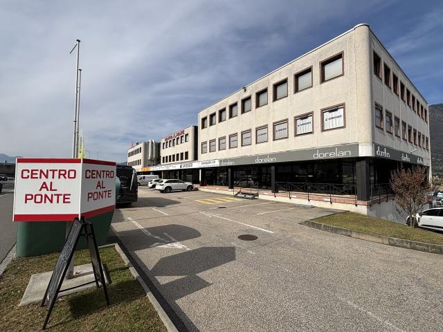 ZU VERMIETEN IN CADENAZZO GESCHÄFTSRAUM VON CA. 78 M²