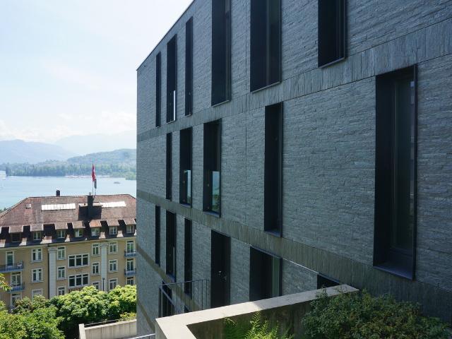 ZU VERMIETEN: Parkplatz mit Autolift