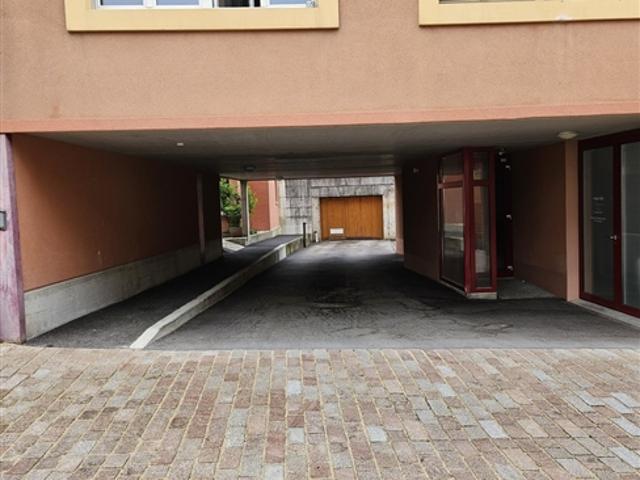 Zu vermieten Parkplatz in einer Tiefgarage im Zentrum von Bôle