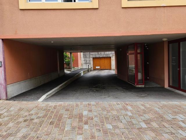 Zu vermieten Parkplatz in einer Tiefgarage im Zentrum von Bôle