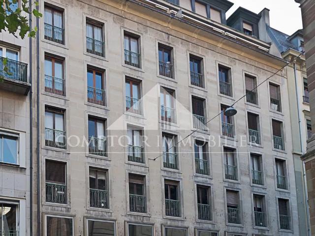 Zu vermieten, vier kleine Fenster im Erdgeschoss