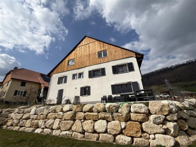 Zu mieten in Montavon, einer prächtigen 5,5 Zimmer Wohnung