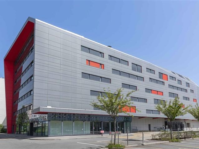 Zu mieten sind 90 m² eingerichtete Büros in der Nähe von Nations und dem Bahnhof zu mieten