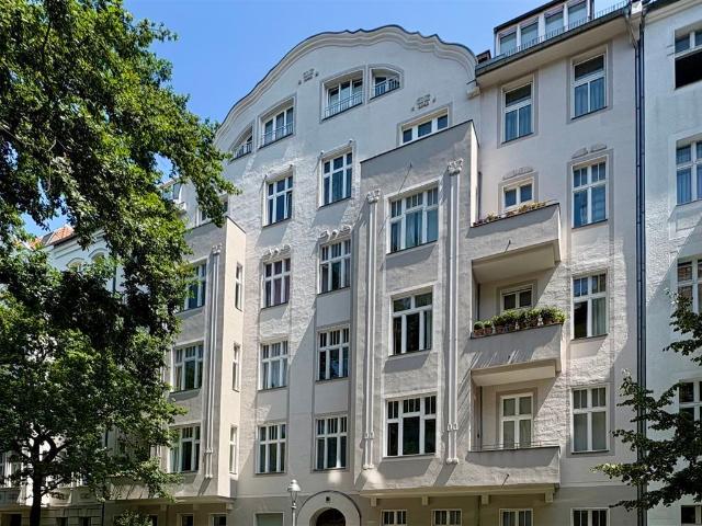 Zum Renovieren ! Altbau Etagen Wohnung in begehrter Lage von Wilmersdorf