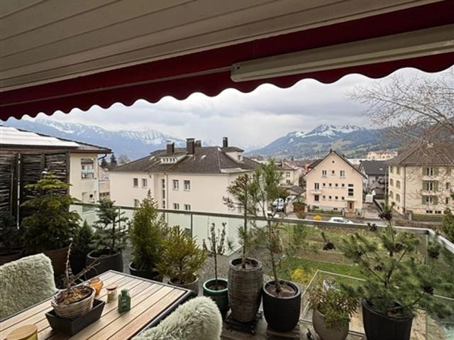 Zum Verkauf Wohnung 3,5 S. 127 m² in Bulle, hell und untypisch