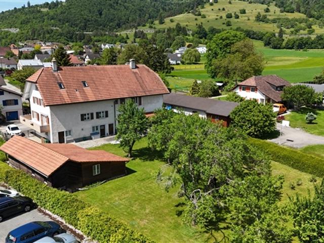 Zum Verkauf im Glovelier Haus mit 3 Wohnungen und großem Grundstück