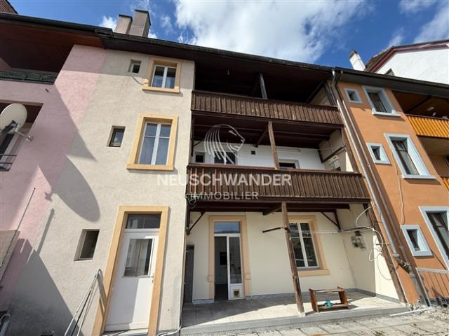 Zum Verkauf im Moutier Gebäude mit 1 Geschäft und 3 Wohnungen