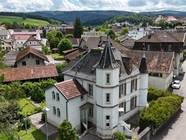 Zum Verkauf im Porrentruy Herrenhaus mit 3 Wohnungen