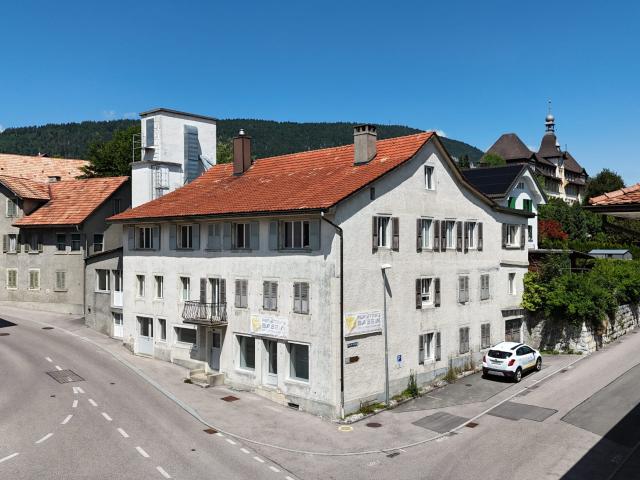 Zum Verkauf im Reconvilier Gebäude zur Renovierung mit Apartments + Werkstätten