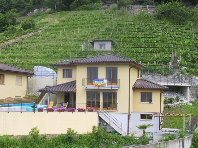 VENDESI A CUGNASCO Bella casa unifamiliare di 5.5 locali in buonissimo stato