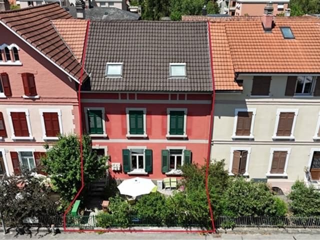Zum Verkauf in Delémont Haus mit 3 Wohnungen mit Terrasse und Garten