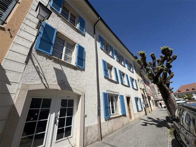 Zum Verkauf in Porrentruy ist ein schönes Gebäude mit 2 Wohnungen und 1 Geschäft zu verkaufen