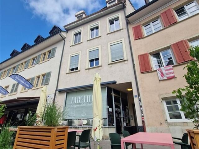 Zum Verkauf stehendes Gebäude mit 4 Wohnungen und 1 Geschäft befindet sich in Delémont