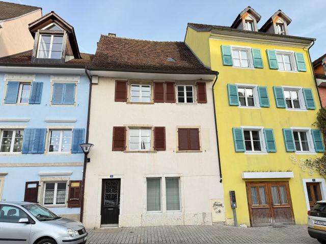 Zum Verkauf stehendes Stadthaus mit 2 Wohnungen und 1 Geschäft in Delémont