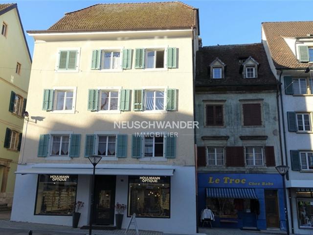 Zum Verkauf steht ein Grundstück mit 2 Gebäuden in Delémont
