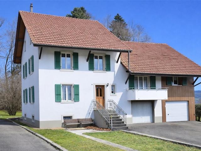 Zum Verkauf steht ein Dorfhaus mit 2 Wohnungen in Châtillon