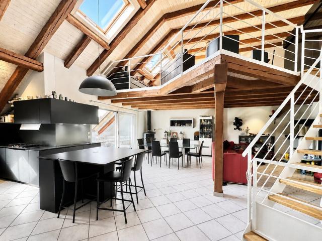 Zum Verkauf steht ein prächtiges Luxusduplex mit Schwimmbad in Courtételle