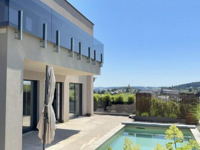 Zuhause ankommen: Traumhaus mit Salzwasserpool und moderner Gartengestaltung