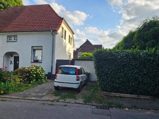 Zusammen zu verkaufende Doppelhaushäften, freistehend mit großem Garten