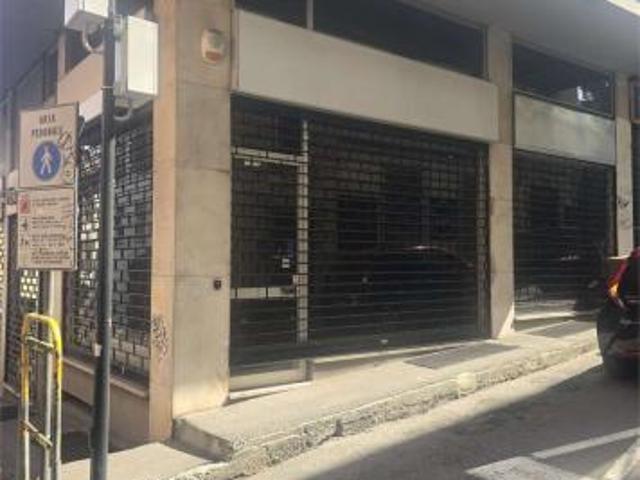 A000584 CANTU' centro affittiamo NEGOZIO/UFFICIO di circa 150 Mq