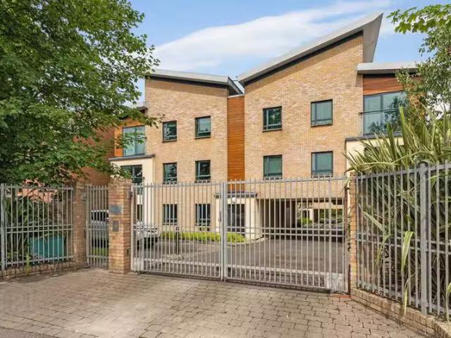 A1 Apt The Limes, 216a Belmont Road