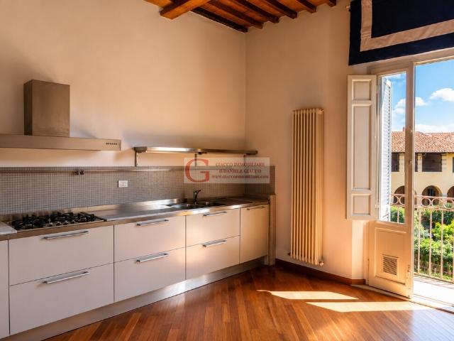 A40 Appartamento signorile con affreschi, in palazzo storico, ristrutturato e arredato di solo cucina. In centro storico a Pisa sui Lungarni. giaccoimmobiliare