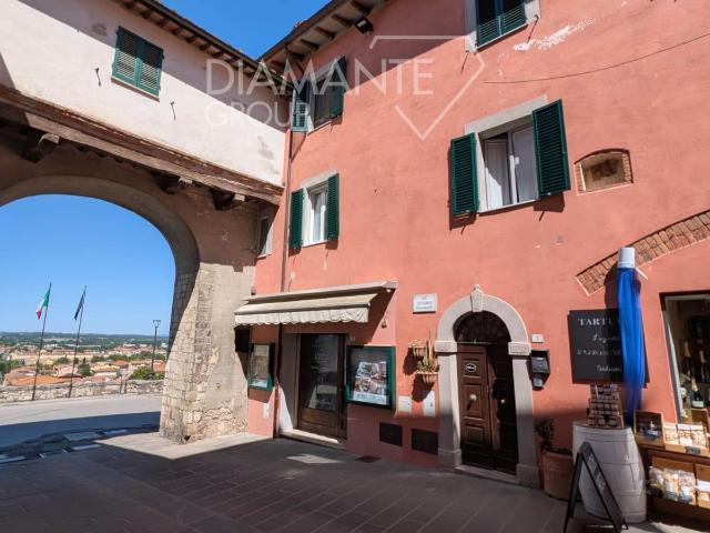 A573 Appartamento nel centro storico a piano primo con vista lago