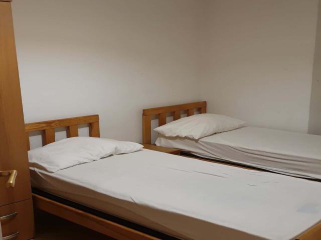 A8/S2 stanza con due letti uniti, appartamento con due bagni completi, Centro Storico, Trento