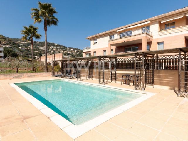 A Mandelieu un appartement avec une Chambre et beau jardin