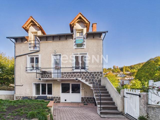 A Marmanhac, à Vendre Maison de type 5 avec 3 chambres, d'un. 122m² Marmanhac